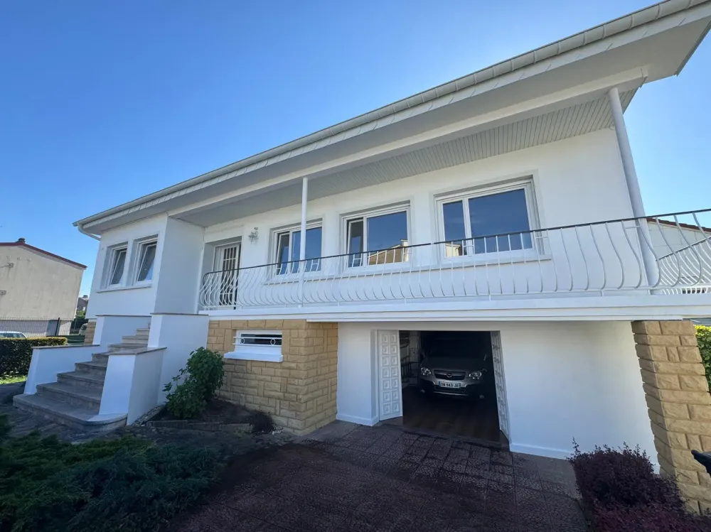 Photo d'une maisonblanche avec balcon