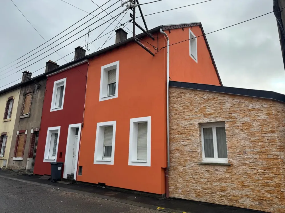 Maison aux murs orange et blancs avec des fenêtres assortieswebp